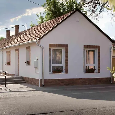 Irisz Apartmanhaz *